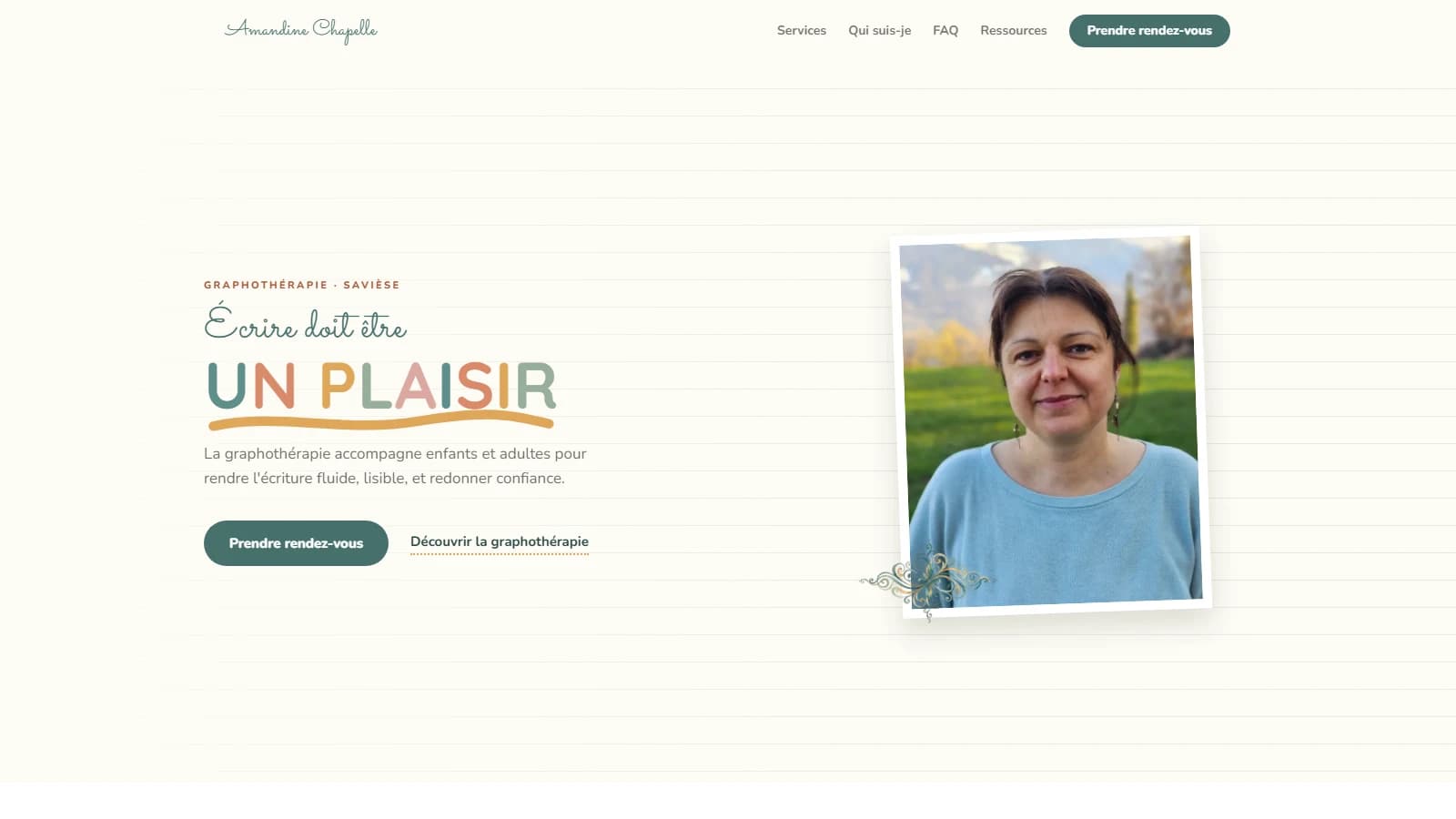Cover du projet Amandine Chapelle : son nom en écriture manuscrite vert canard sur un papier crème ligné, souligné d'un trait terracotta, avec la mention « Graphothérapeute · Savièse · Valais »