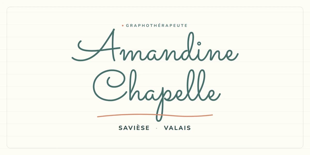 Cover du projet Amandine Chapelle : son nom en écriture manuscrite vert canard sur un papier crème ligné, souligné d'un trait terracotta, avec la mention « Graphothérapeute · Savièse · Valais »