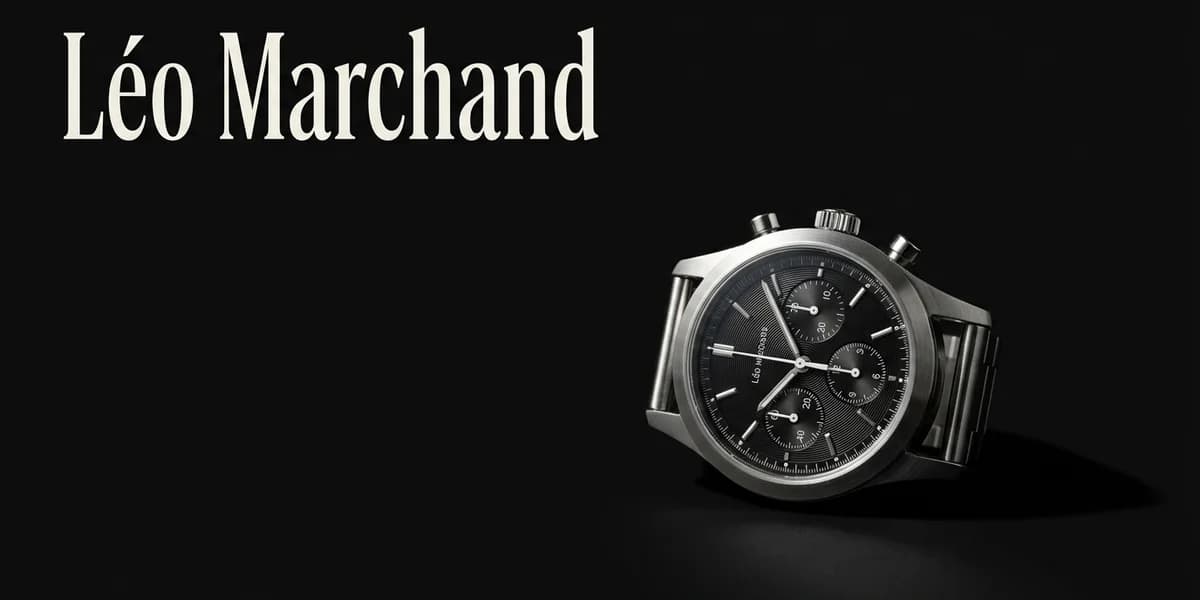 Visuel éditorial du projet Léo Marchand avec un chronographe mécanique en acier brossé sur fond noir et le nom du coach en serif ivoire
