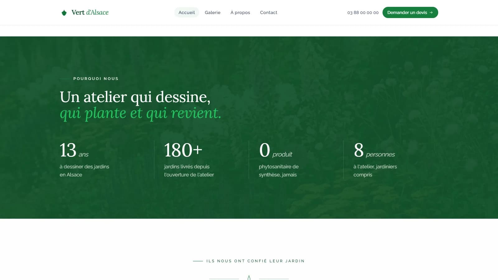 Bloc vert forêt « Un atelier qui dessine, qui plante et qui revient. » alignant les chiffres clés de l'atelier : 13 ans à dessiner des jardins en Alsace, 180+ jardins livrés, 0 produit phytosanitaire de synthèse et 8 personnes à l'atelier