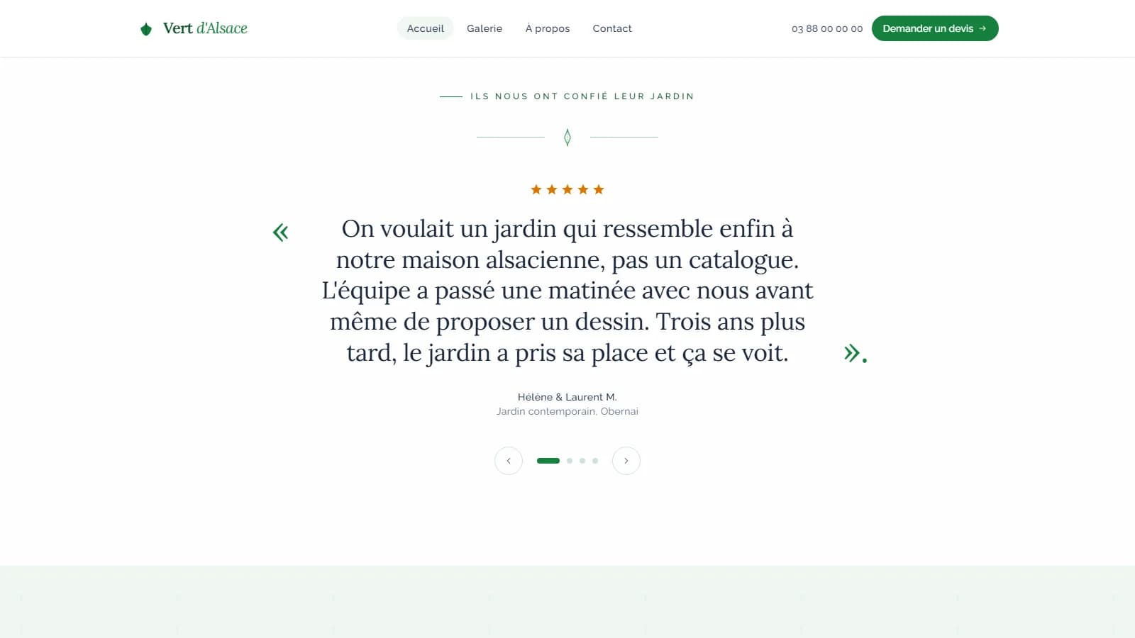 Section témoignages « Ils nous ont confié leur jardin » avec un avis cinq étoiles « On voulait un jardin qui ressemble enfin à notre maison alsacienne, pas un catalogue. L'équipe a passé une matinée avec nous avant même de proposer un dessin. » signé Hélène & Laurent M., jardin contemporain à Obernai