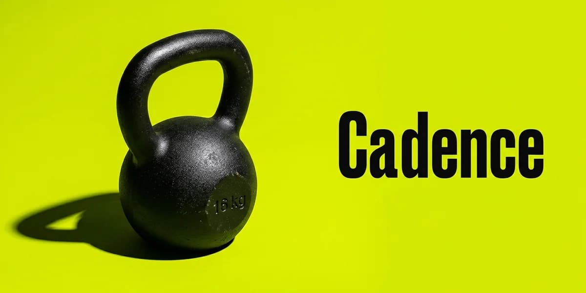 Miniature éditoriale du projet Cadence avec un kettlebell en fonte noire mate marqué « 16 kg » posé sur un fond uni vert acide saturé, ombre nette portée vers la gauche, et le mot « Cadence » en grotesk noir gras sur le tiers droit