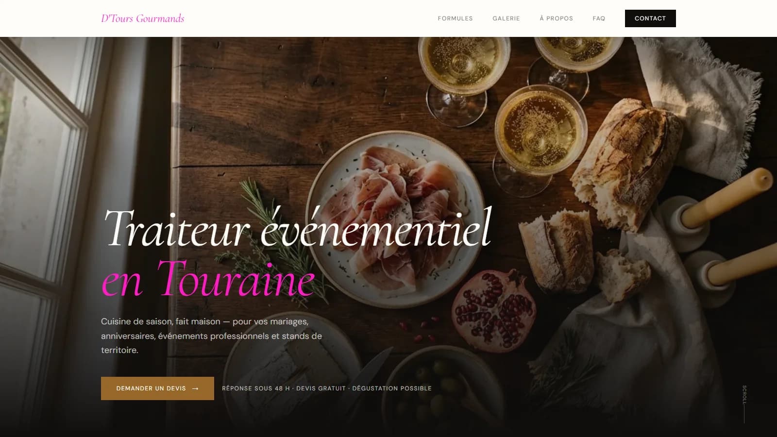 Page d’accueil du site fictif D’Tours Gourmands avec dressage de table événementiel