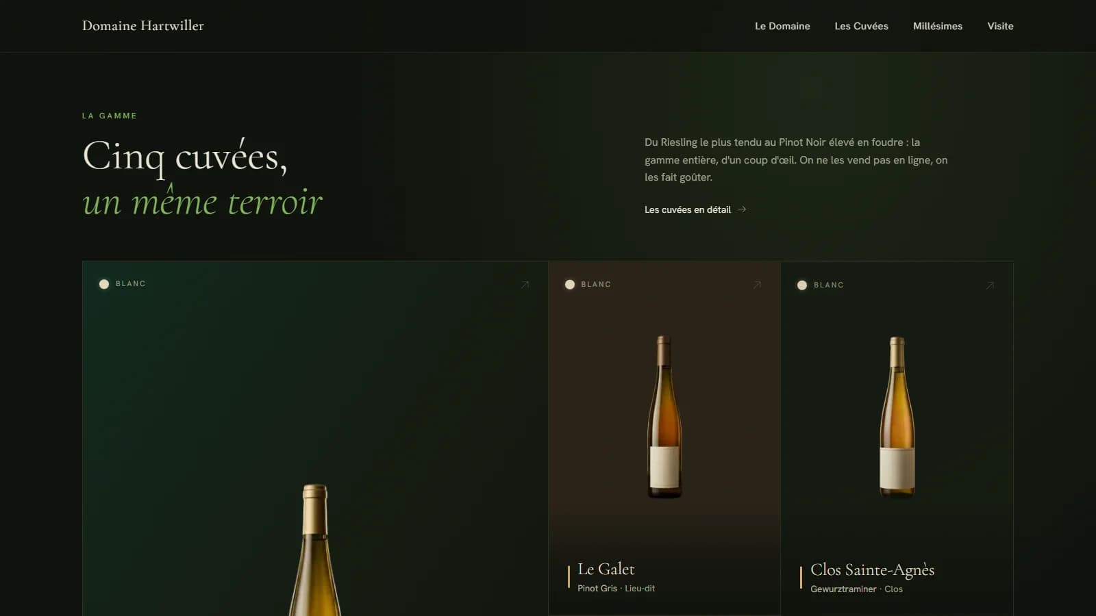 Section « La gamme » titrée « Cinq cuvées, un même terroir » avec les cartes des cuvées (Le Galet en Pinot Gris, Clos Sainte-Agnès en Gewurztraminer) présentant des bouteilles d'Alsace au vin doré sur fonds vert et brun, et l'accroche « On ne les vend pas en ligne, on les fait goûter »