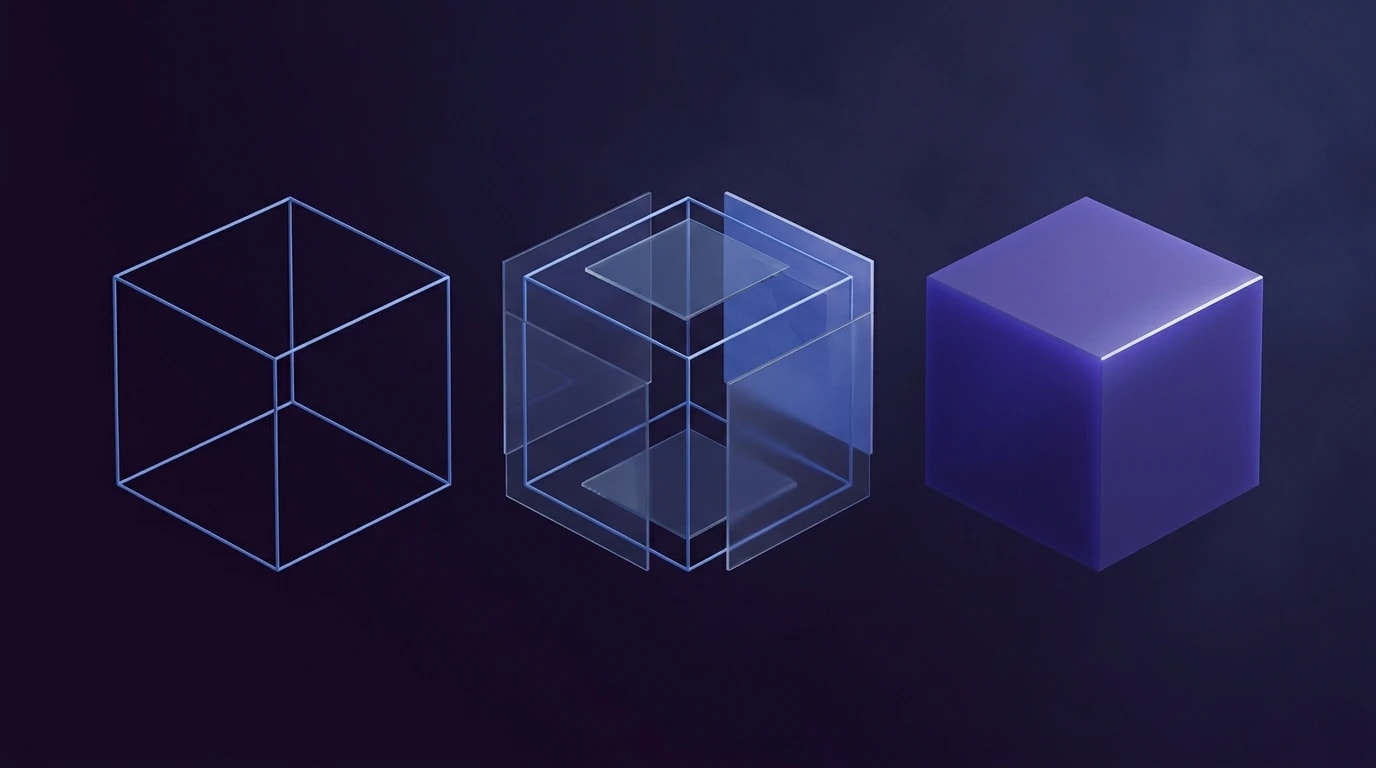 Rendu 3D éditorial de trois cubes alignés en perspective sur fond indigo profond : le premier en wireframe bleu glaucious, le deuxième semi-transparent avec faces partiellement assemblées, le troisième entièrement plein en violet tekhelet. Composition cinématique évoquant les trois étapes d'un projet.