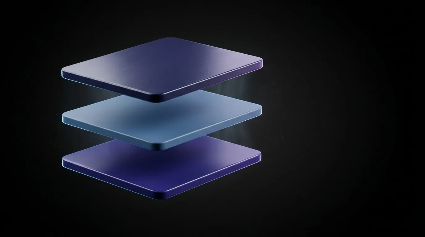 Trois cartes empilees parfaitement alignees dans le vide, finitions indigo glaucous et violet tekhelet, illustration metaphorique de la stabilite visuelle CLS